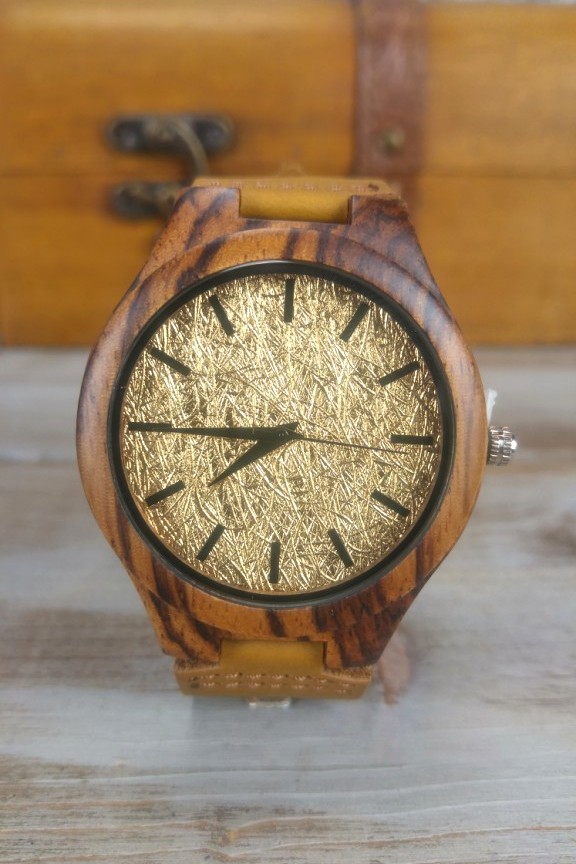 ξύλινο-ρολόι-χρυσό