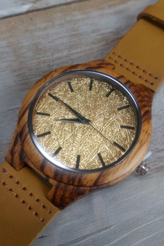 ξύλινο-ρολόι-χρυσό