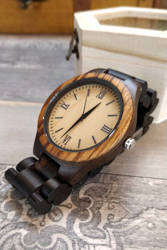 ανδρικό-ξύλινο-ρολόι-μαύρο-μπρασελέ