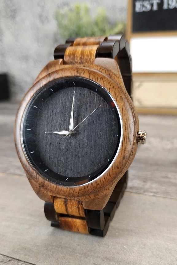 ξύλινο-ρολόι-χειρός-μαύρο-μπρασελέ-wenge