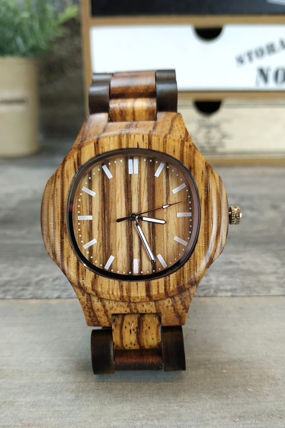 ξύλινο-ρολόι-χειρός-τετράγωνο-μπρασελέ