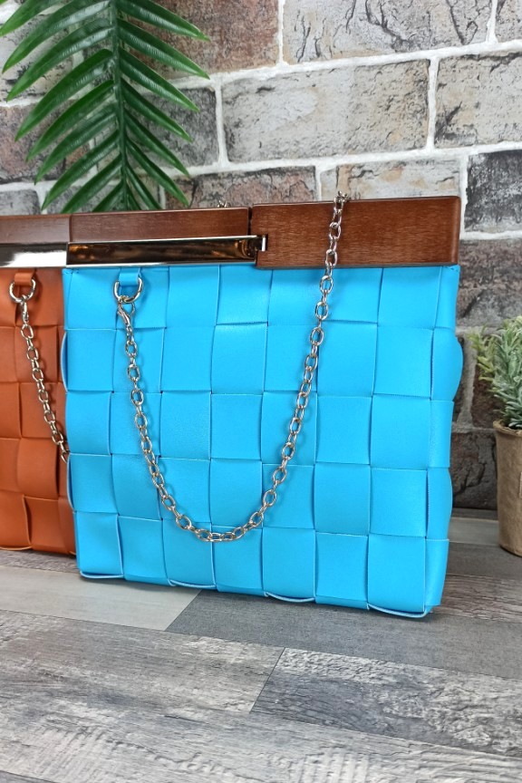 πλεκτή-τσάντα-ξύλινη-λαβή-γαλάζια