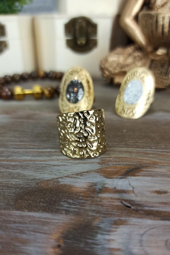 δαχτυλίδι-σφυρήλατο-ατσάλι-χρυσό