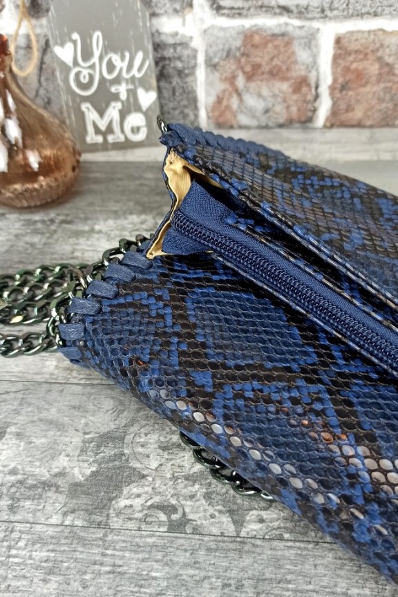 τσάντα-φίδι-μπλε-αλυσίδα