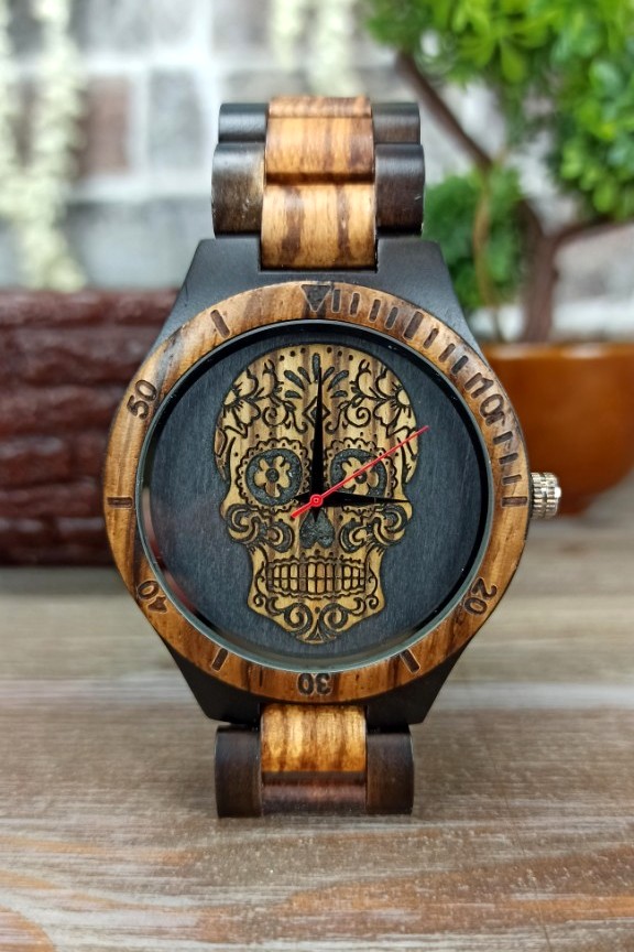 ξύλινο-ρολόι-κρανίο-μπρασελέ