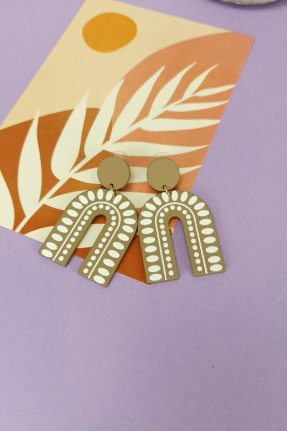 σκουλαρίκια-ρητίνης-γεωμετρικά-μπεζ