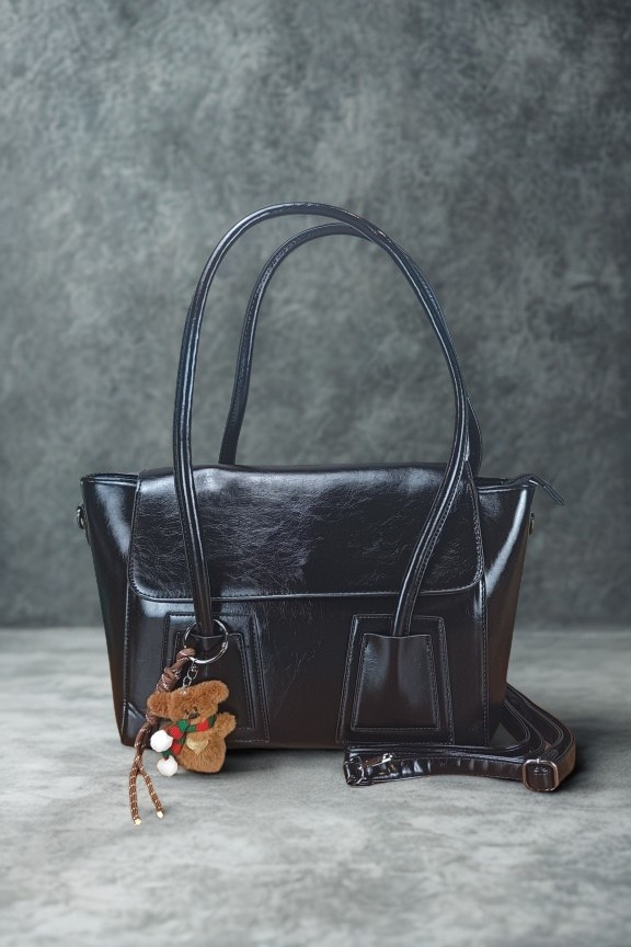 τσάντα-όμου-λουστρίνι-μπρελόκ-αρκουδάκι-μαύρη