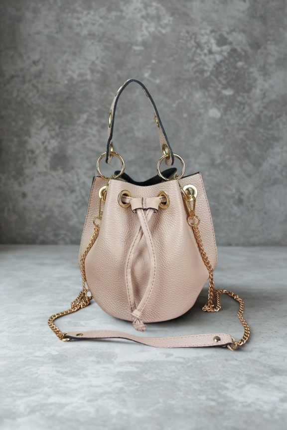 δερμάτινο-πουγκι-κρεμ-χρυσή-αλυσίδα