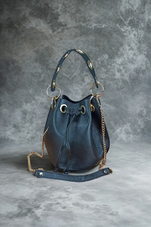 δερμάτινο-πουγκι-μαύρη-χρυσή-αλυσίδα