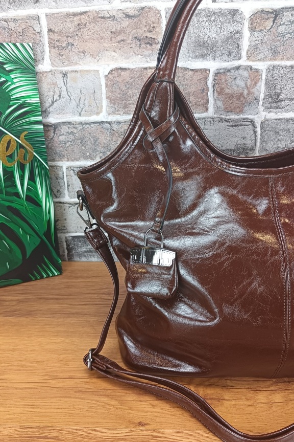 τσάντα-ώμου-λουστρίνι-καφέ-σκούρο-μπρελοκ