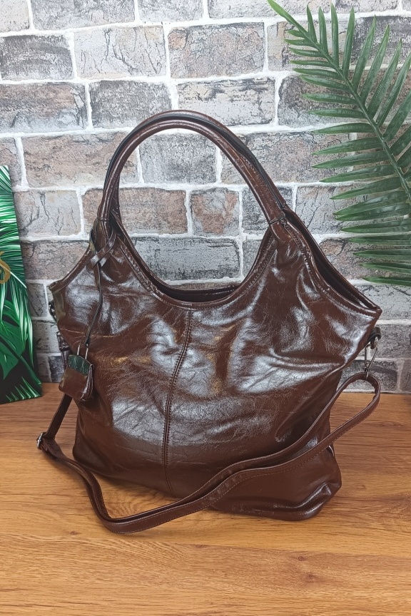 τσάντα-ώμου-λουστρίνι-καφέ-σκούρο-μπρελοκ