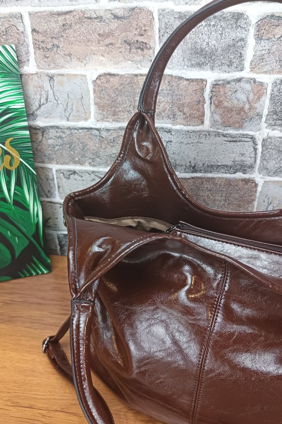 τσάντα-ώμου-λουστρίνι-καφέ-σκούρο-μπρελοκ