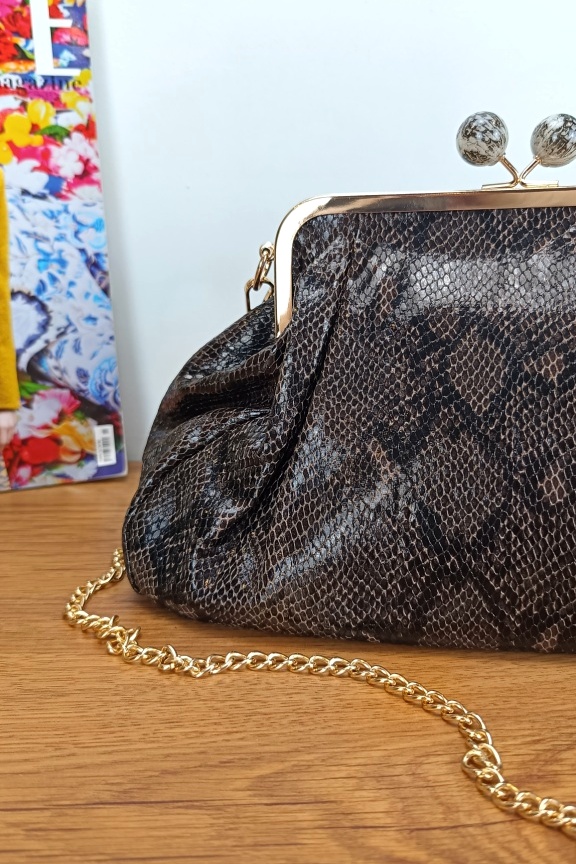 τσάντα-clutch-φίδι-καφέ-σκούρο
