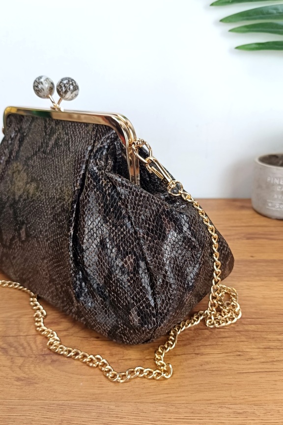 τσάντα-clutch-φίδι-καφέ-σκούρο