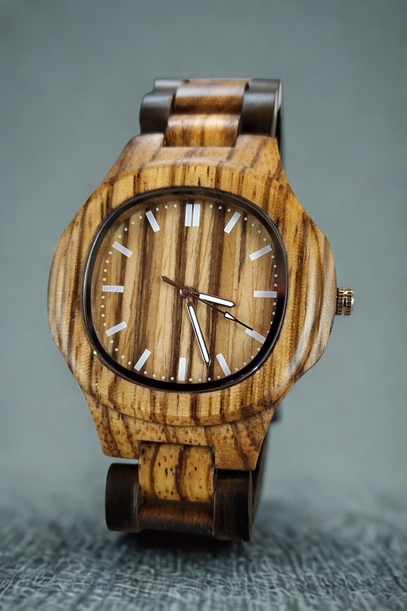 ξύλινο-ρολόι-χειρός-τετράγωνο-μπρασελέ