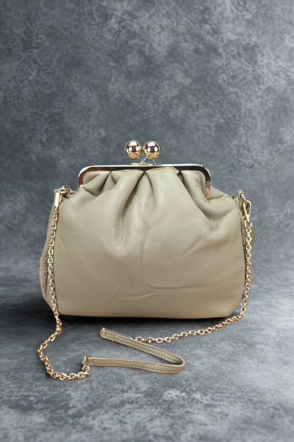 τσάντα-clutch-αναδιπλούμενη-γόυνα-μπεζ-ανοιχτό