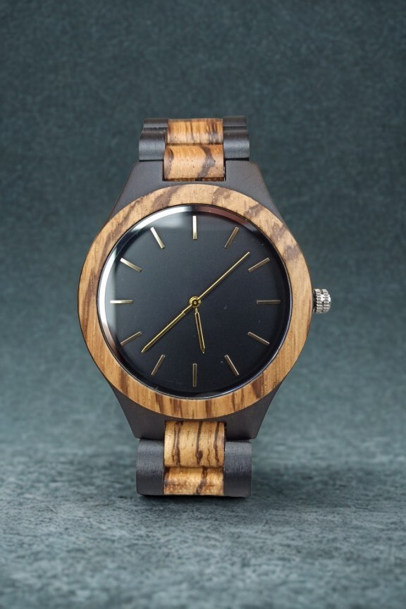 ξύλινο-ρολόι-μαύρο-καντράν-μπρασελέ-διχρωμία