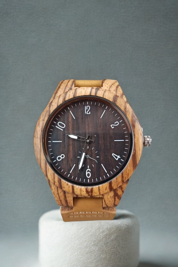 ξύλινο-ρολόι-καρυδιά-ζεμπράνο-μπεζ-λουράκι