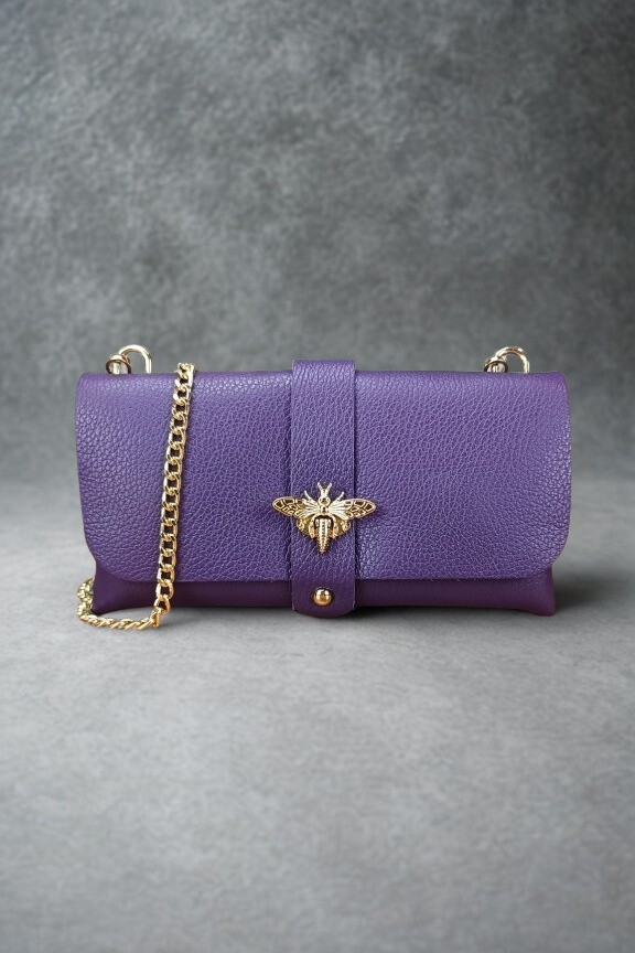 δερμάτινο-τσαντάκι-μέλισσα-μωβ