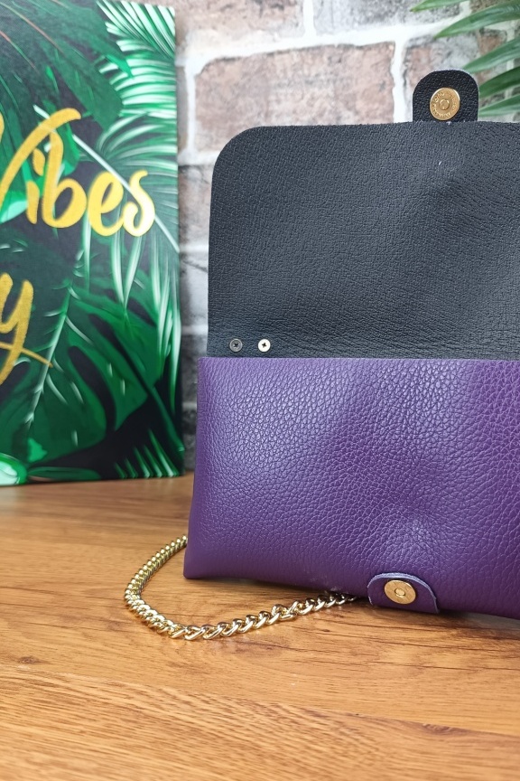 δερμάτινο-τσαντάκι-μέλισσα-μωβ