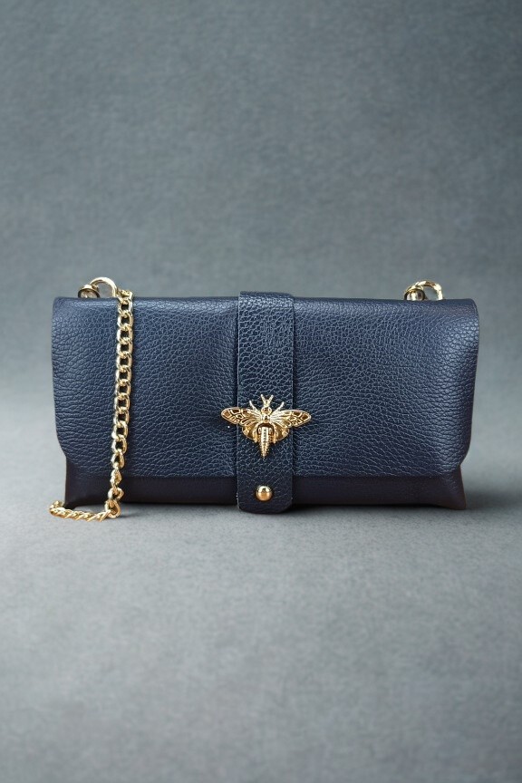 δερμάτινο-τσαντάκι-μέλισσα-μπλε