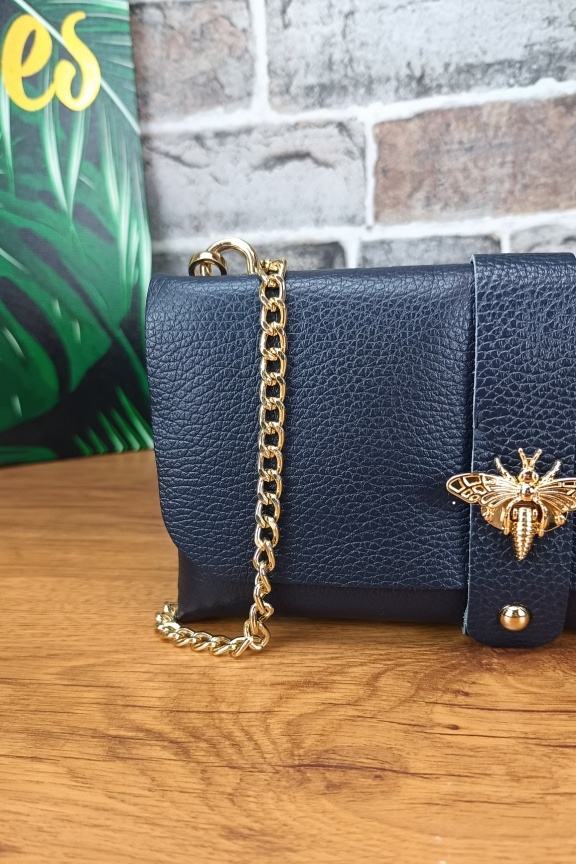 δερμάτινο-τσαντάκι-μέλισσα-μπλε