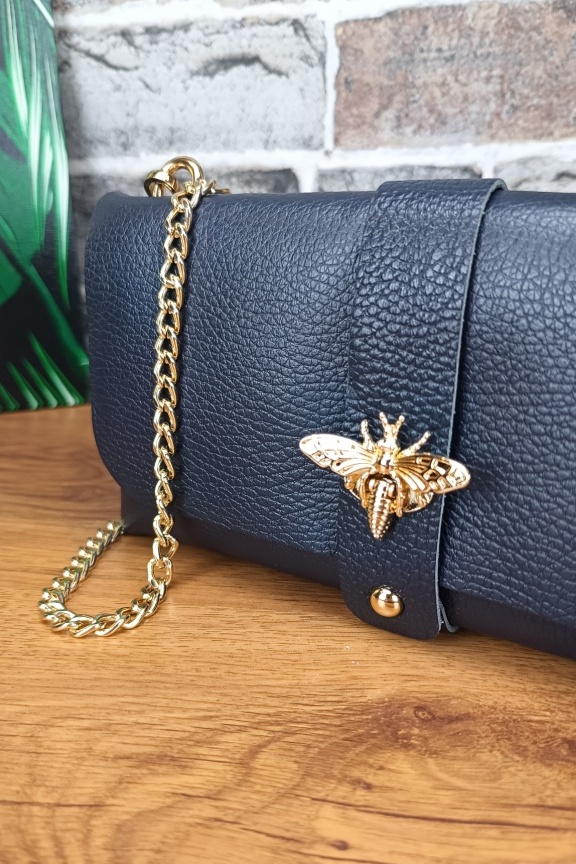 δερμάτινο-τσαντάκι-μέλισσα-μπλε