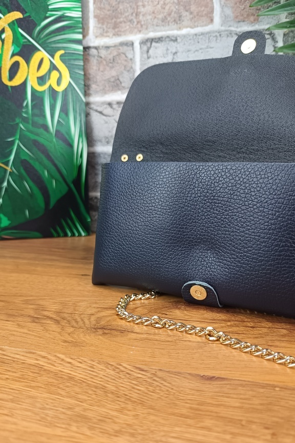 δερμάτινο-τσαντάκι-μέλισσα-μπλε