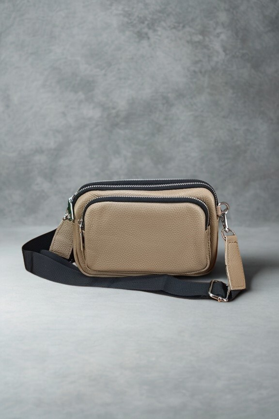 δερμάτινο-τσαντάκι-με-υφασμάτινο-λουράκι-μπεζ