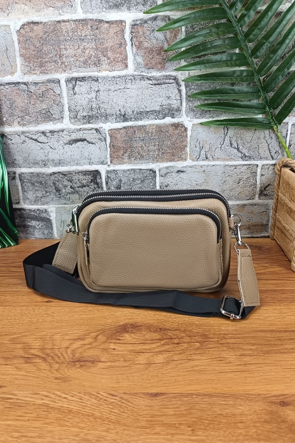 δερμάτινο-τσαντάκι-με-υφασμάτινο-λουράκι-μπεζ