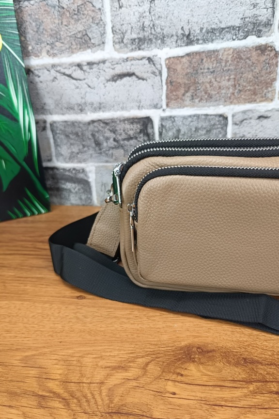 δερμάτινο-τσαντάκι-με-υφασμάτινο-λουράκι-μπεζ