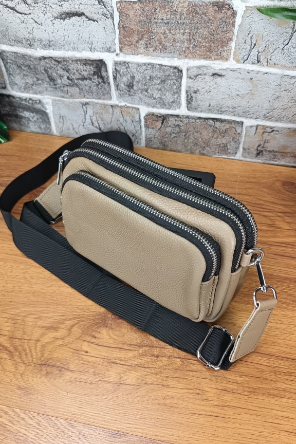 δερμάτινο-τσαντάκι-με-υφασμάτινο-λουράκι-μπεζ