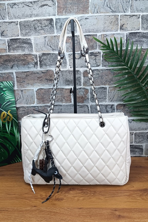 τσάντα-καπιτονέ-μπρελόκ-σκυλάκι-λευκή