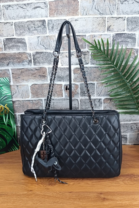 τσάντα-καπιτονέ-μπρελόκ-σκυλάκι-μαύρη