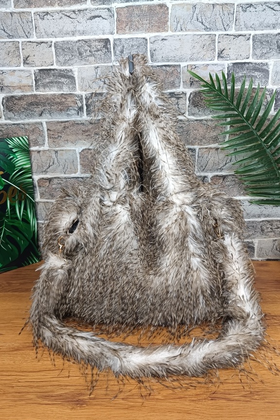 μεγάλη-oversized-γούνινη-τσάντα-μπεζ-λευκή