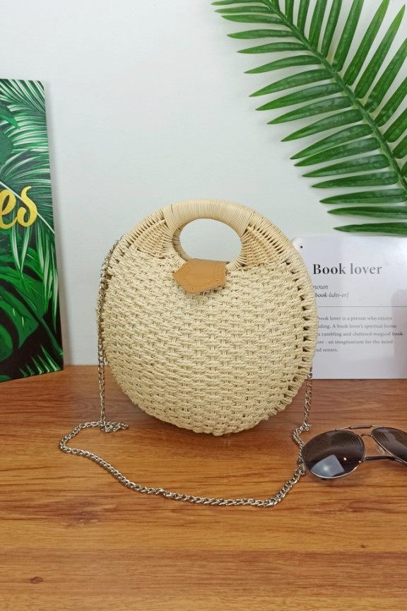 ψάθινη-στρογγυλή-τσάντα-μπάλα-εκρού